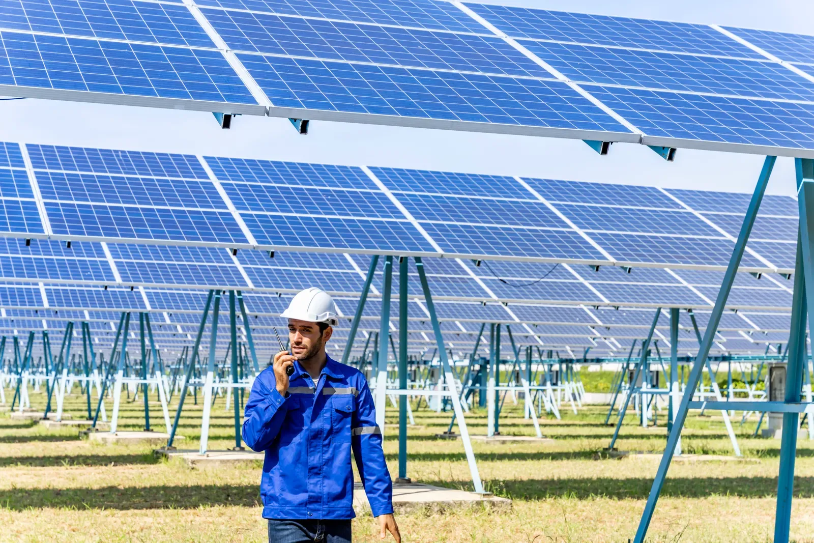 Técnico comunicándose por radio en una planta fotovoltaica