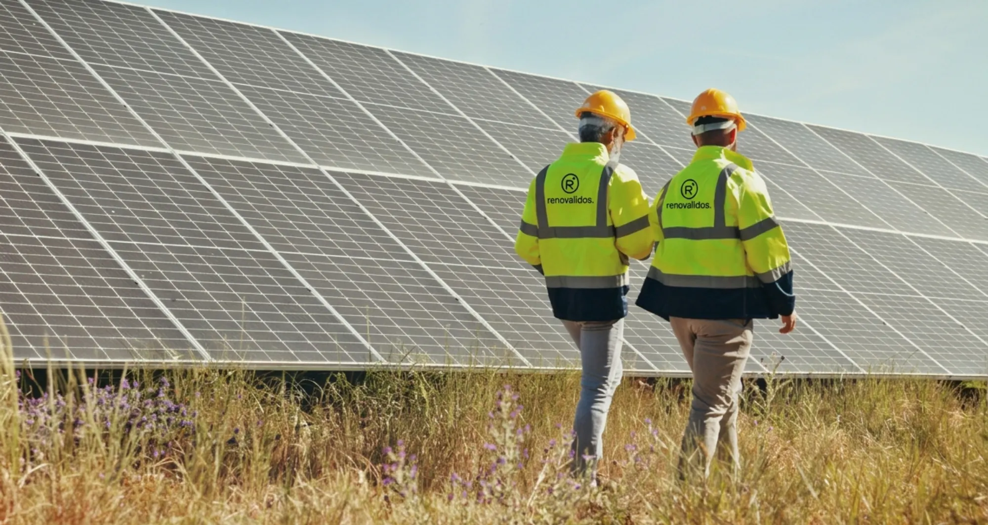 Dos técnicos de Renovalidos en una planta solar