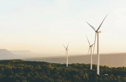 Aerogeneradores sobre una colina