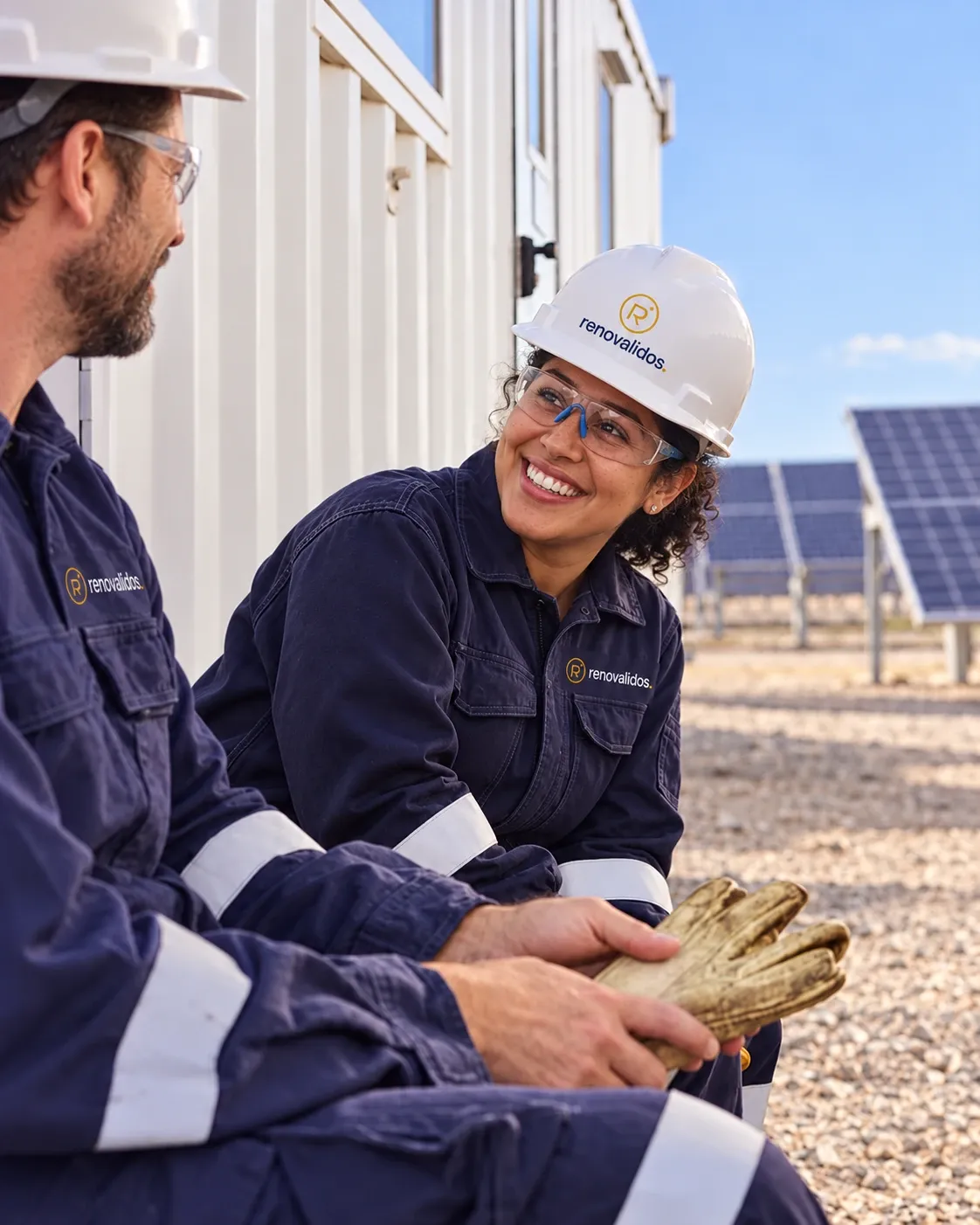 Dos técnicos de Renovalidos conversando en una planta solar
