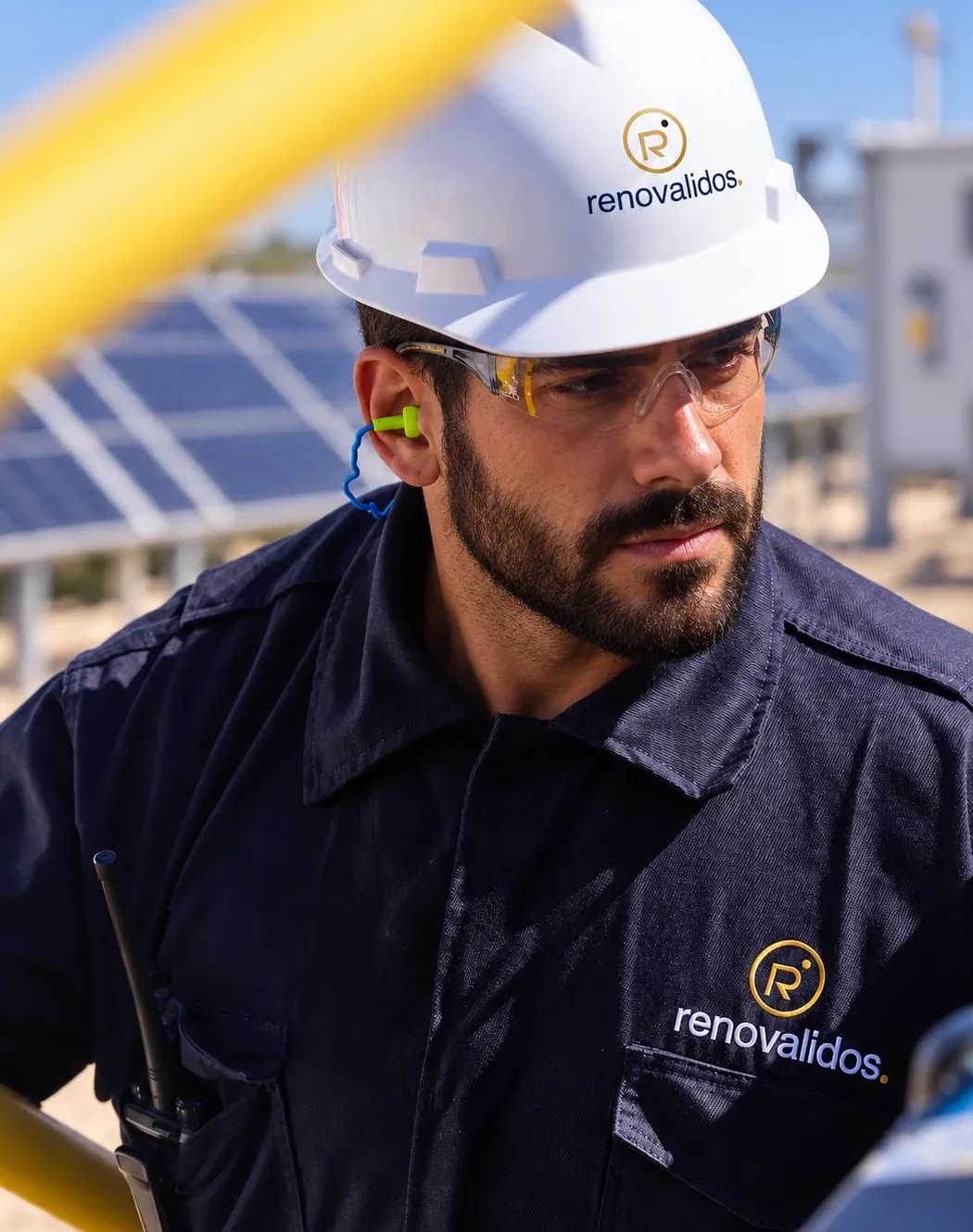 Técnico de Renovalidos con protección auditiva en planta